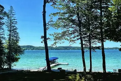 Image de Updated Torch Lake Home 5bd/3ba w/ Priv Beach