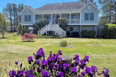 PonyTime - 4br Waterfront home in Oyster Bay. Dock, decks, Hot Tub, No Linens