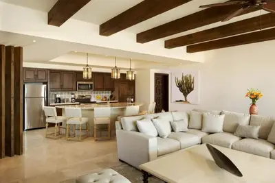 Image de Resort Penthouse, Sleeps 8, Water View Access, Greg Norman Designed Golf Course