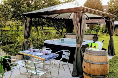 Image de Le Cémarose Gîte & Spa: terrasse, jardin, jacuzzi et jolie vue au cœur d'Epernay