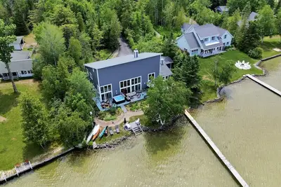 Image de Dock your boat directly on Lake Leelanau! Hot tub included. August dates open