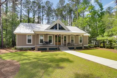 Image de Spacious Midway Cottage w\/ Porches, Near Hunting!