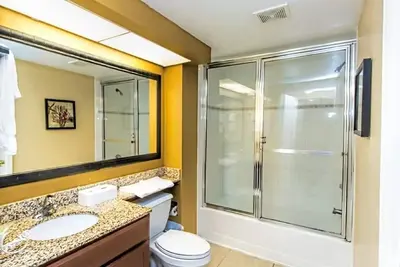 Image de Luxurious 2 Bedroom Condo Just Minutes for the Parks!