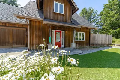 Image de Ev charger, pet friendly, large ocean view deck, close to beaches, sleeps 8