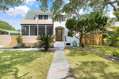 Image de Harbor Headquarters - 1950's Cape Cod Style Home 4br\/2ba