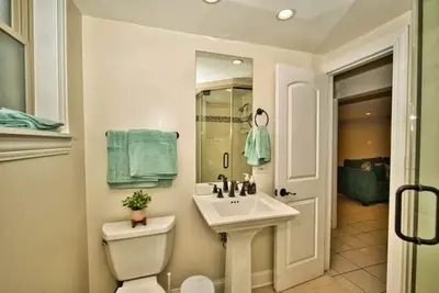 Image de Cozy, sun drenched, spacious, perfect location!
