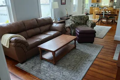 Image de Bright and airy two bedroom apt in downtown Bristol steps from the parade route.