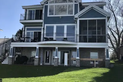 Image de Stunning luxury 7 Bedroom Green Lake home on private lakefront