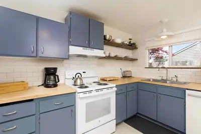 Image de 🐶 North Fork Cottage: Convenient, Pet friendly, Modern Furnishings! 🌲