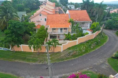 Image de Beautiful Townhouse in Gated Kingstons Haven