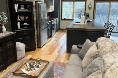 Image de Swan Valley Modern Vintage Bayhome. Awesome view of Rainey Creek. Sleeps 5.