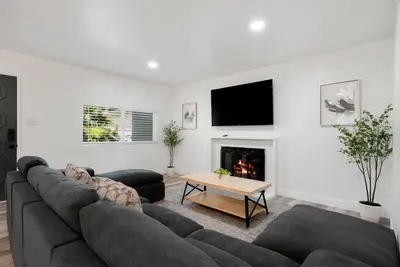 Image de Modern Pristine Comfortable 3bd/2ba Home W/ POOl