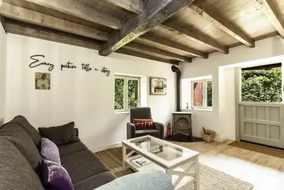 Image de Cozy cottage besides a stream and a river