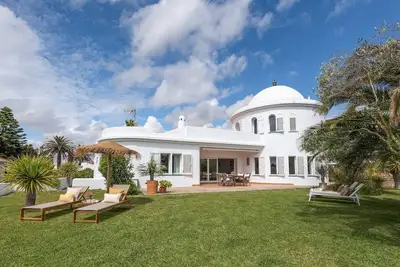 Image de The sea view and sophisticated décor make La Cúpula special.