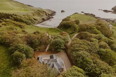 Image de Coastal Magnificence: Saltwater Chronicles with private sea view deck.
