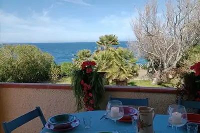 Teresa house with garden overlooking the cliff and 5 minutes from the beach