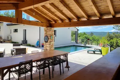 Image de Maison avec piscine, dans un quartier calme sans vis à vis, près d'une forêt.