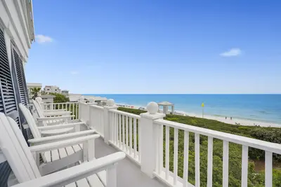 Image de Beachfront in Seaside on 2 lots, Gulf views, Porches & Rooftop Deck, 2 Bikes