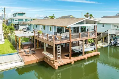Image de Chic Bayside Beauty! Hot Tub, Fire Pit!