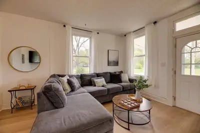 Image de Modern Family Home in Mason w\/ Backyard + Fire Pit