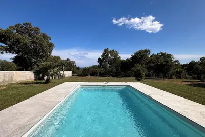 Image de Villa moderne avec piscine et jardin pour 6 personnes max.