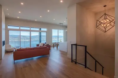 Image de New Modern House in Naramata. 15% Senior 50+ Discount!