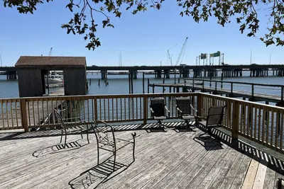 Image de Water Front Oasis (4-Bedroom Home) - Pets Allowed by RedAwning