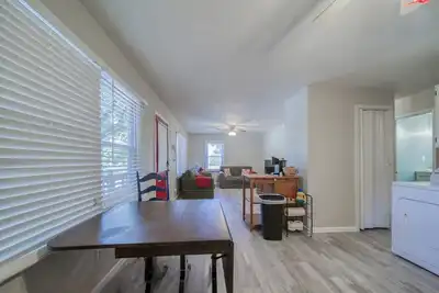 Image de Cozy 2br | Pet-Friendly | Garage Parking | Near Wineries & Route 66