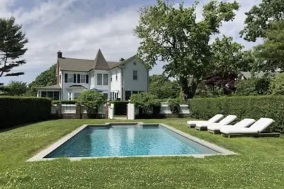 Image de Beautiful Bellport Village Home!