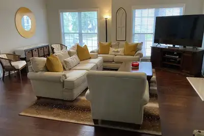 Image de Very Clean, Open Spaces, Two Nice Decks for Outdoor Fun, Convenient location