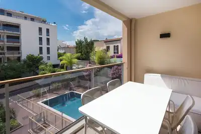 Image de 2 pièces avec climatisation, terrasse, piscine, 100m plage, 4 personnes