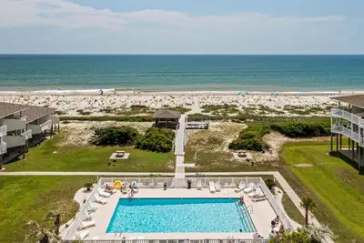 Image de Your beach paradise awaits. Sun, sand and serenity.