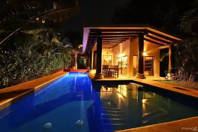 Image de Spacieuse Villa avec Piscine Privée sur Parcours de Golf Minutes à la Plage