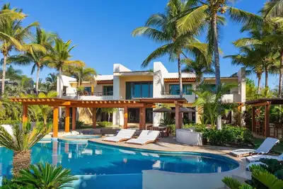 Image de Beachfront Villa w/ large pool, 5 huge Br's all with Ocean Views & 5-pers. staff