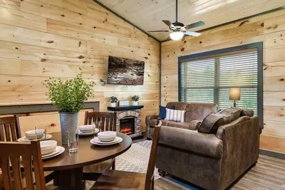 Image de Cozy 2br | Hot Tub | Pets Welcome!