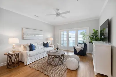 Image de Charleston’s Folly! - King Suite, Pool, Balcony, Walk to Center St!