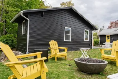 Image de Double the Fun: Two Houses, Shared Yard & Fire Pit