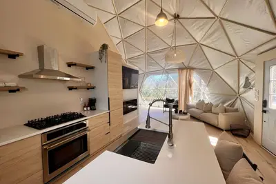 Image de Luxe Outdoor Movie Theater Hot Tub Glamping Dome