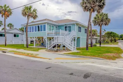 Image de Beautiful home across the street from the beach with patio, deck, ocean views