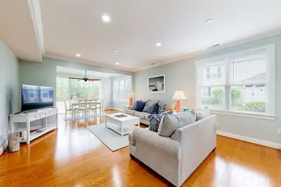 Image de Bayville Shores townhome with a modern interior, Ac, & W/D - pool access