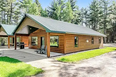 Image de Fantastic dog-friendly cabin with hot tub, fireplace, patio, grill, central Ac, & W\/D