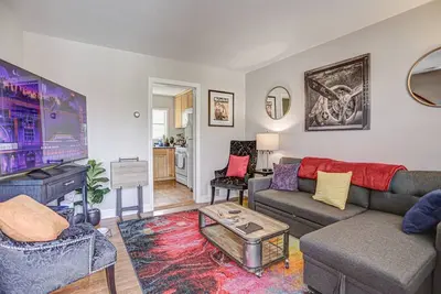 Image de Steps from Metro, Shops & Restaurants | Free parking | Full kitchen Washer/dryer