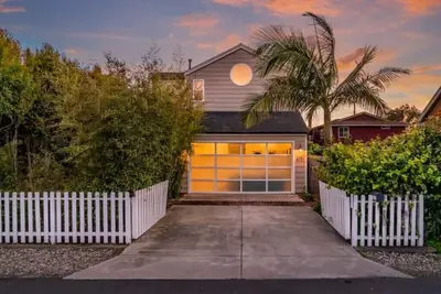 Image de A stylish and comfortable home within walking distance of the beach!