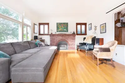Image de Spacious 1908 House + Sky Deck + Hot Tub + Modern Tiny House, Near Lake
