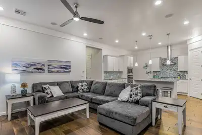 Image de 4 Bedroom Contemporary Model Home