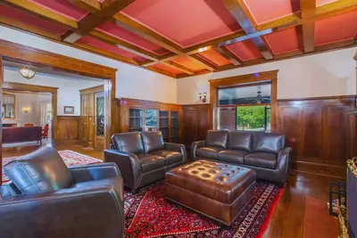 Image de Luxurious & Historic 9-Bedroom Mansion | Ideal for Gatherings & Retreats | 7 Minutes to Downtown