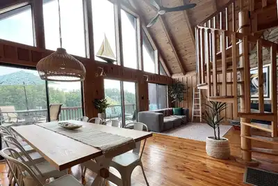 Image de Three-Level Lakefront Designer Chalet: Only 9 Miles From Clemson!