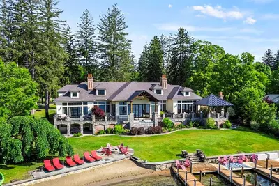 Image de Bolton Manor ~ Massive Lakefront, Beach, and Hot Tub.