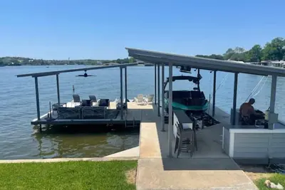 Image de Newly built home on open water!