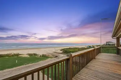 Image de Lieutenant Dan's Beachfront Escape: Pet Friendly